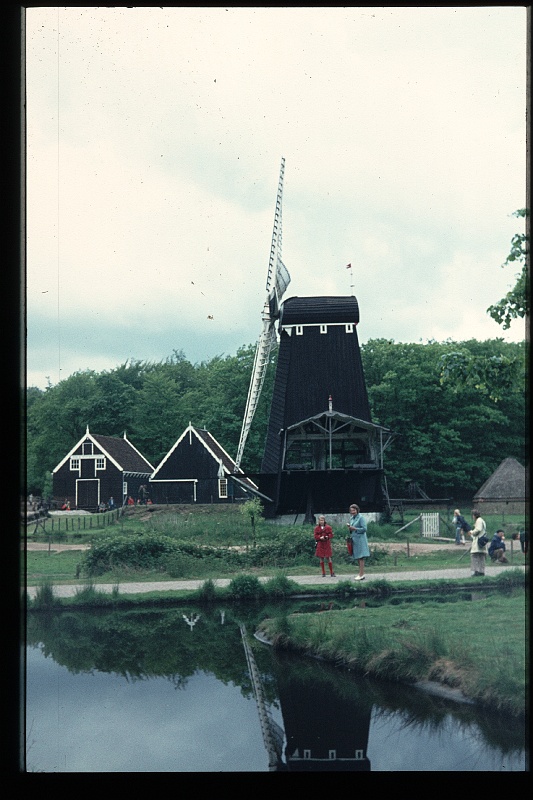 22.Arnhem mei 1974 Mama,Brigitte.JPG